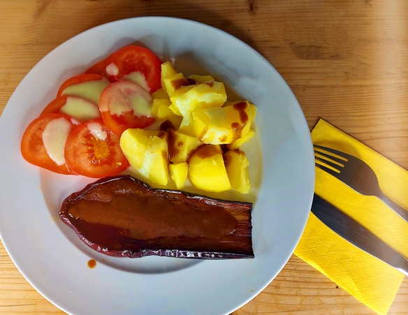 komu koftęgrilowany bakłażan z sosem miso